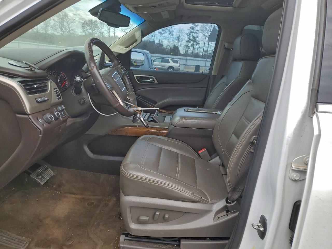 GMC Yukon Denali Image 12