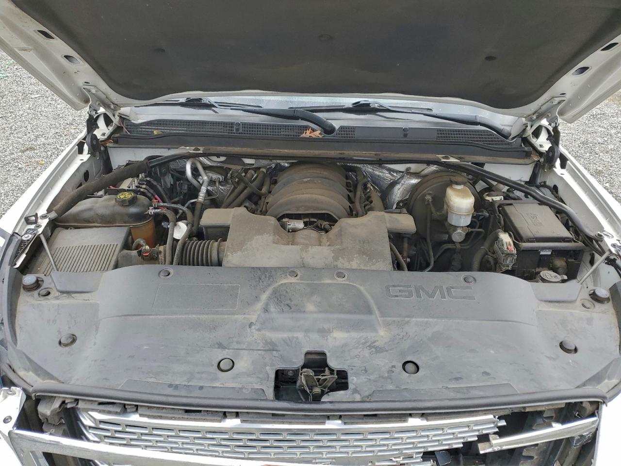 GMC Yukon Denali Image 2