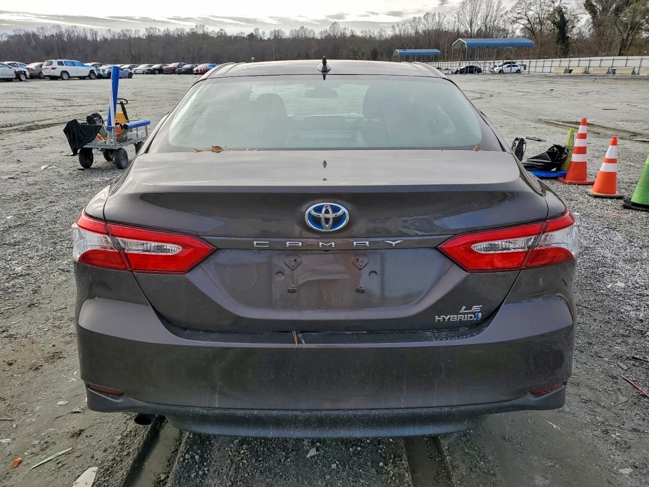 Toyota Camry Le Image 13
