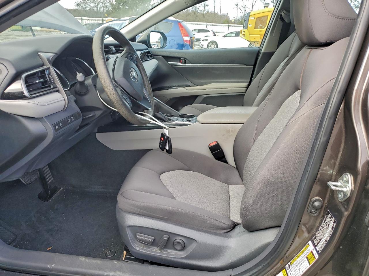 Toyota Camry Le Image 5