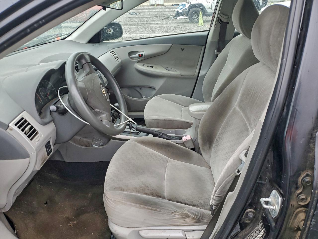 Toyota Corolla Base Image 5