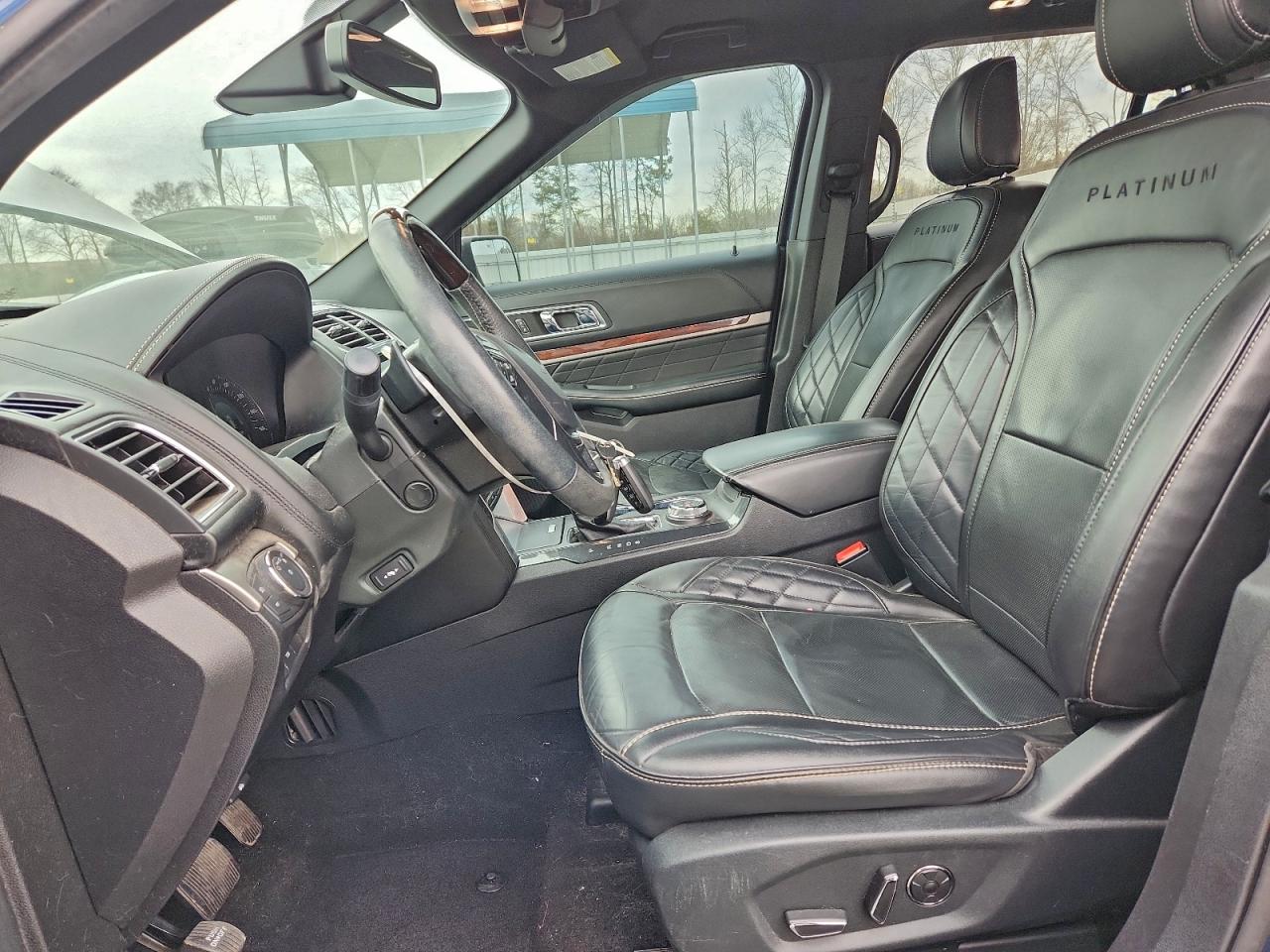 Ford Explorer Platinum Image 6