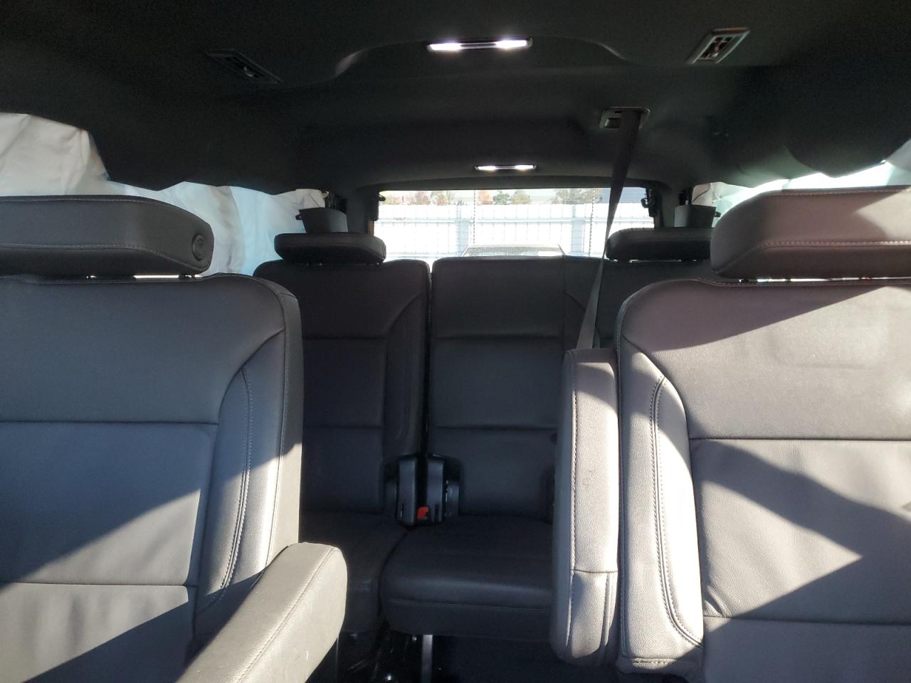 Chevrolet Suburban K1500 Z71 Image 2