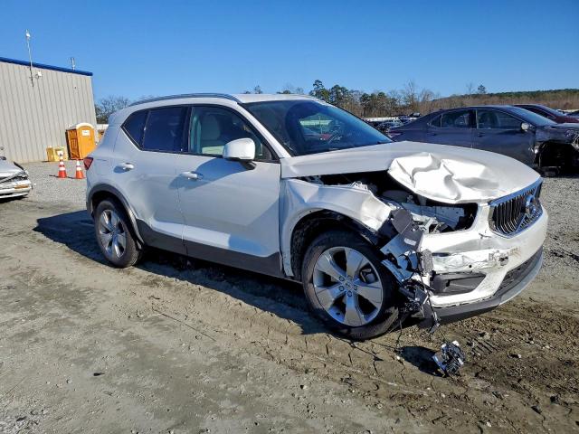 Volvo XC40 T5 Momentum Image 2