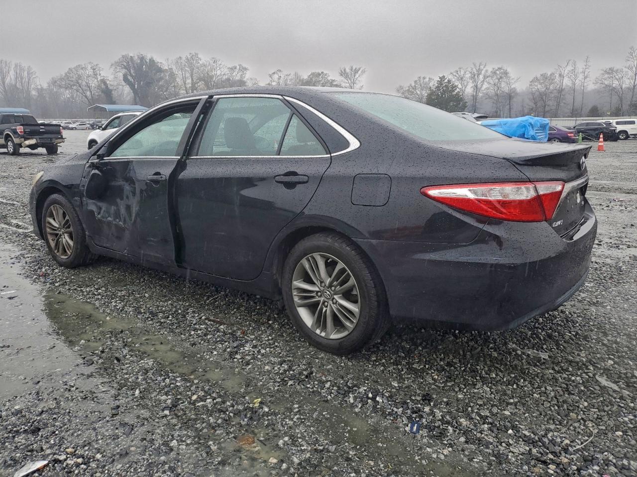 Toyota Camry Le Image 10