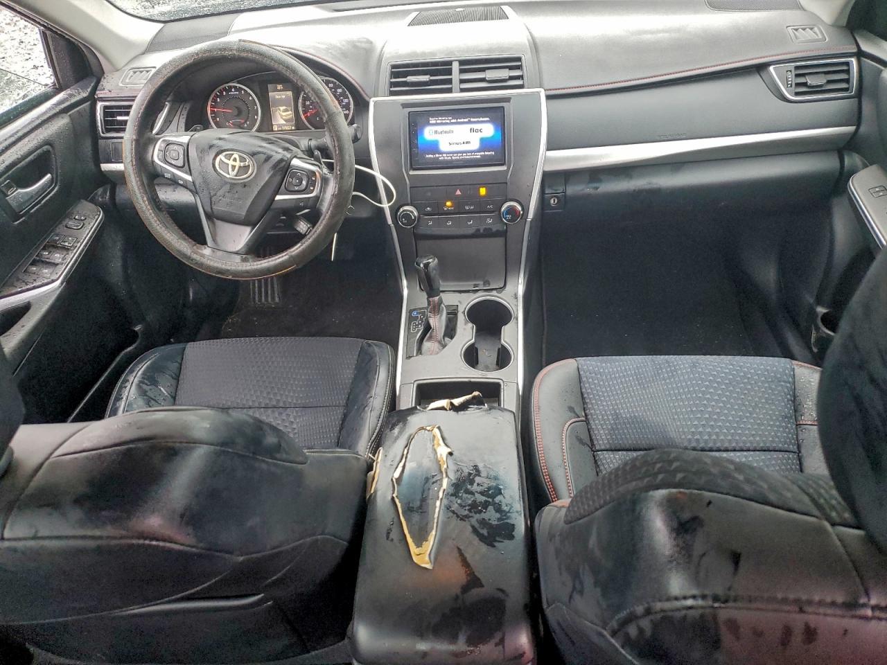 Toyota Camry Le Image 12