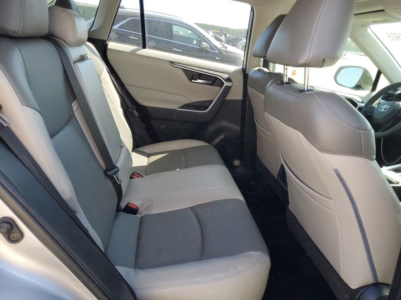 Toyota RAV4 Xle Image 10