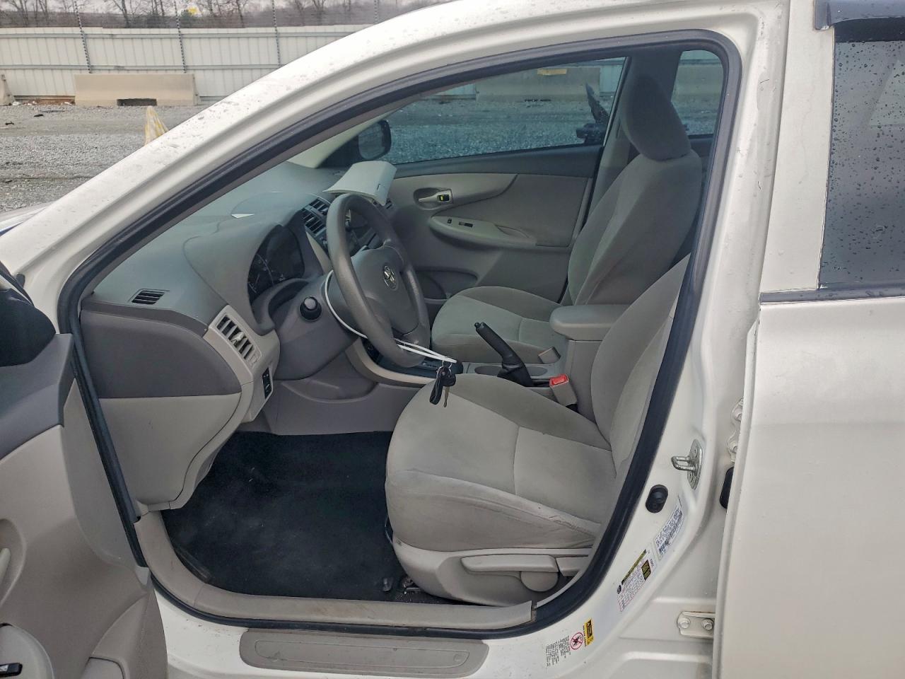 Toyota Corolla Base Image 11