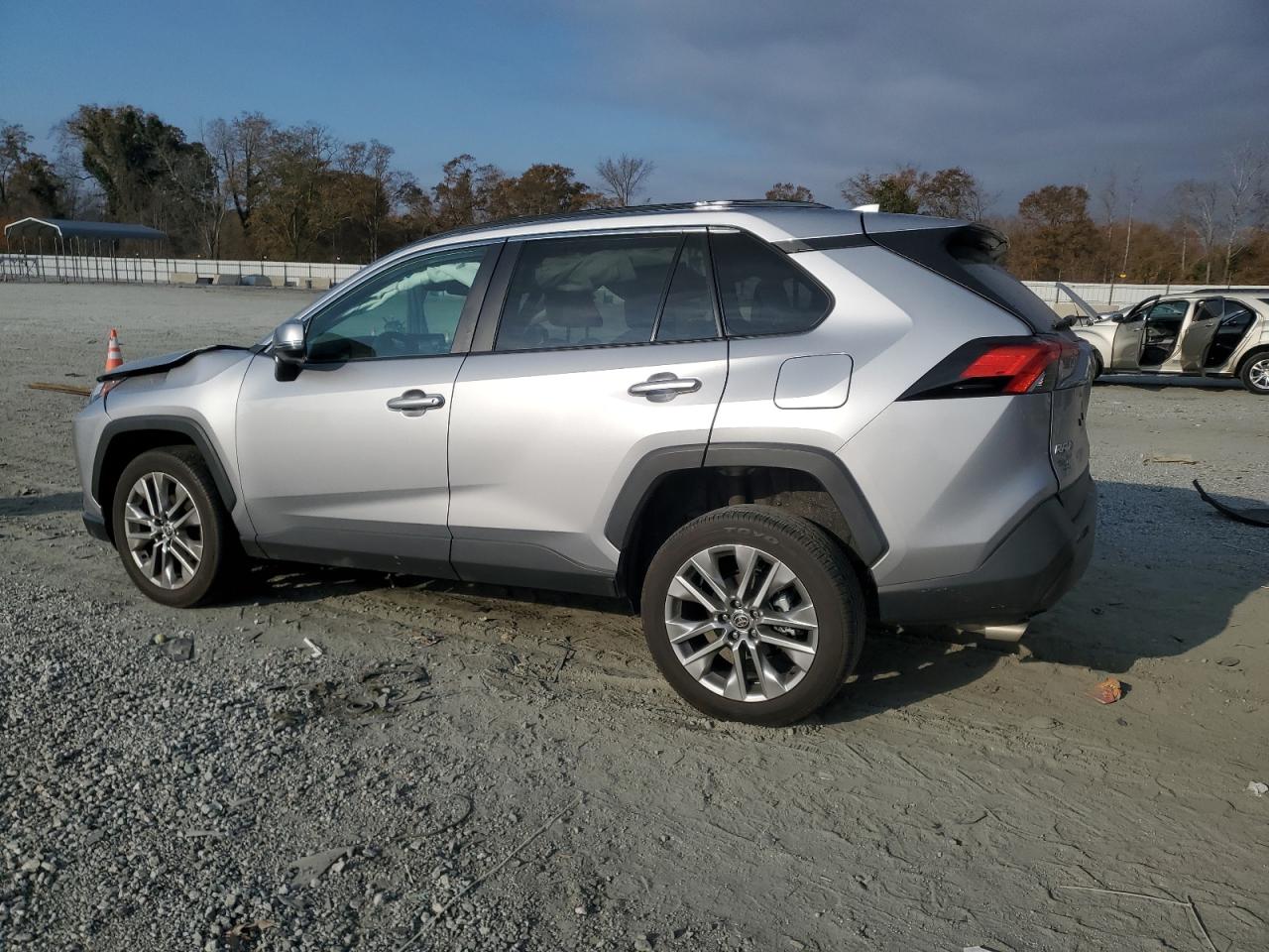 Toyota RAV4 Xle Premium Image 3