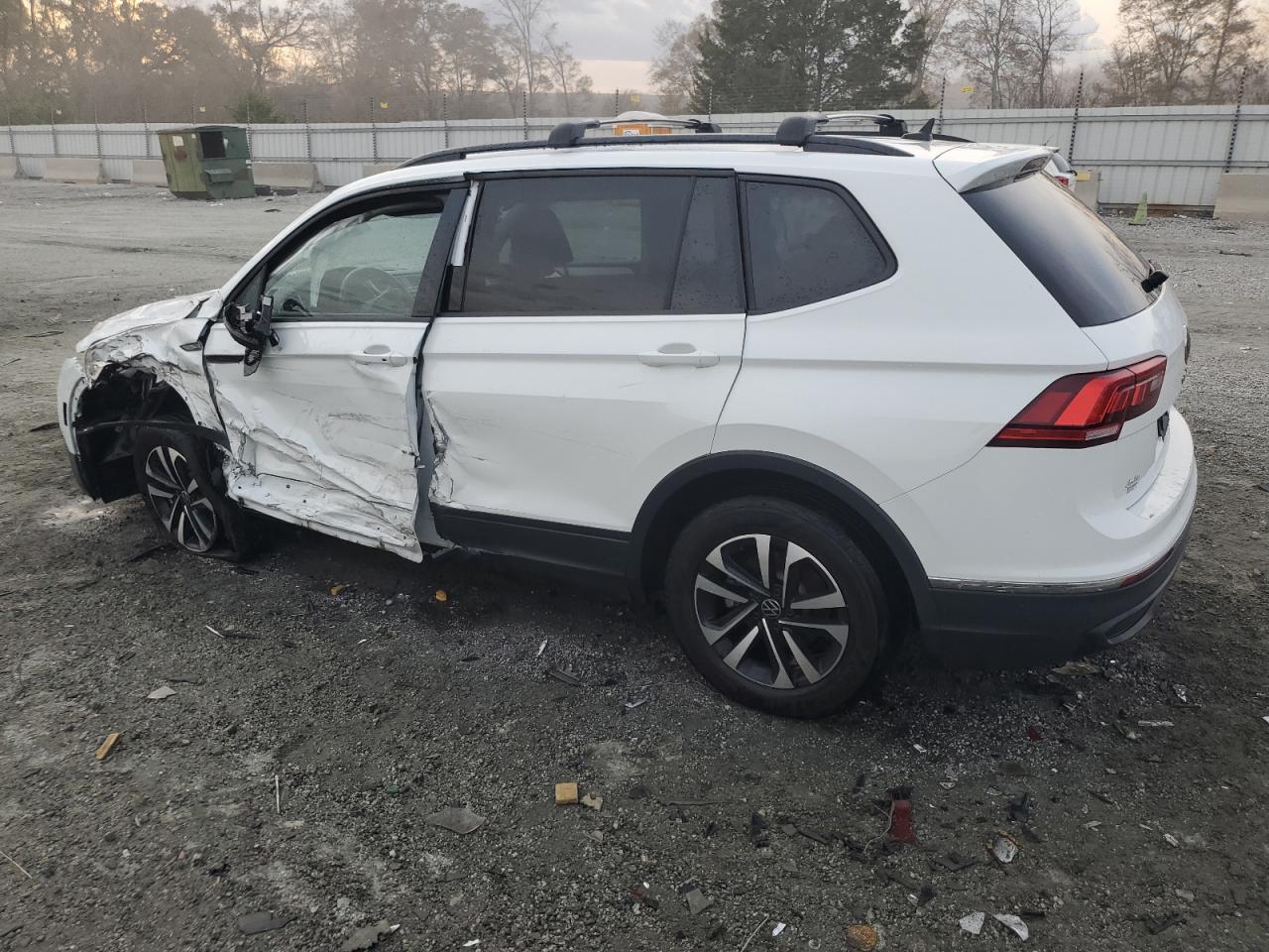 Volkswagen Tiguan S Image 2