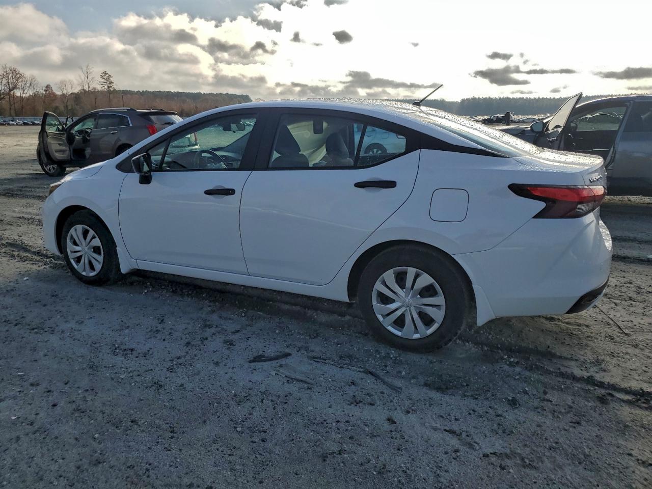 Nissan Versa S Image 2