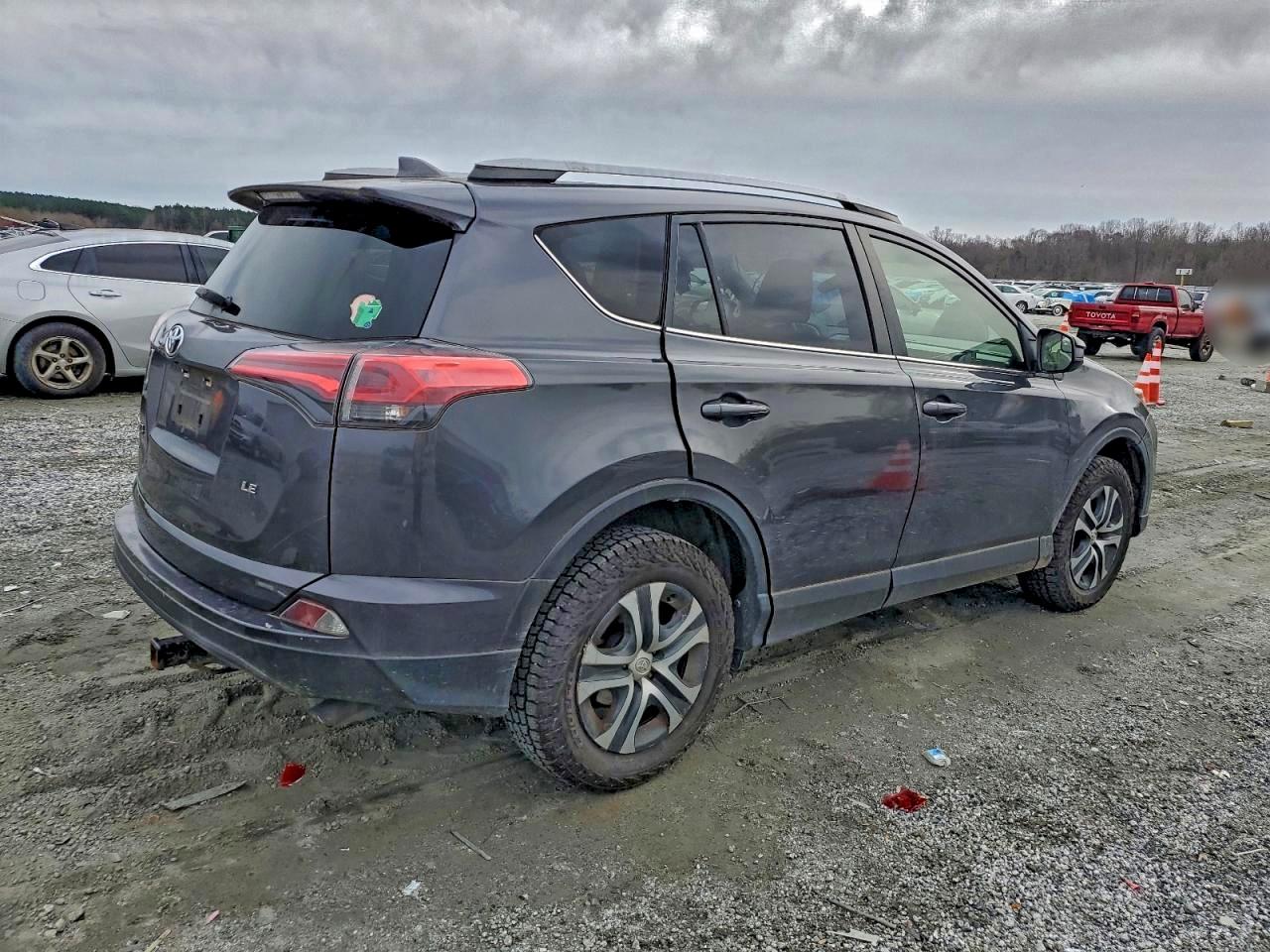 Toyota RAV4 Le Image 4