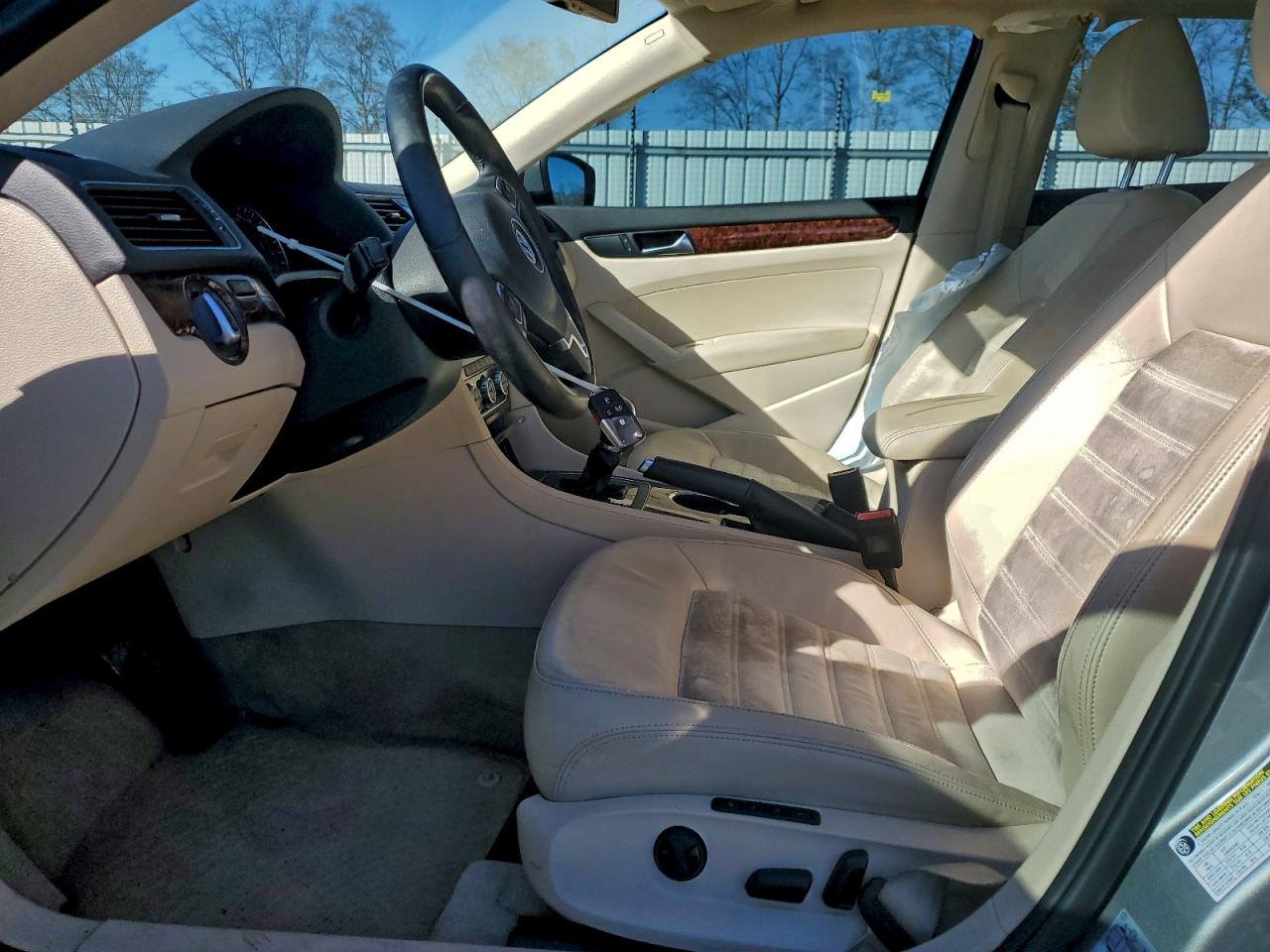 Volkswagen Passat Sel Image 9