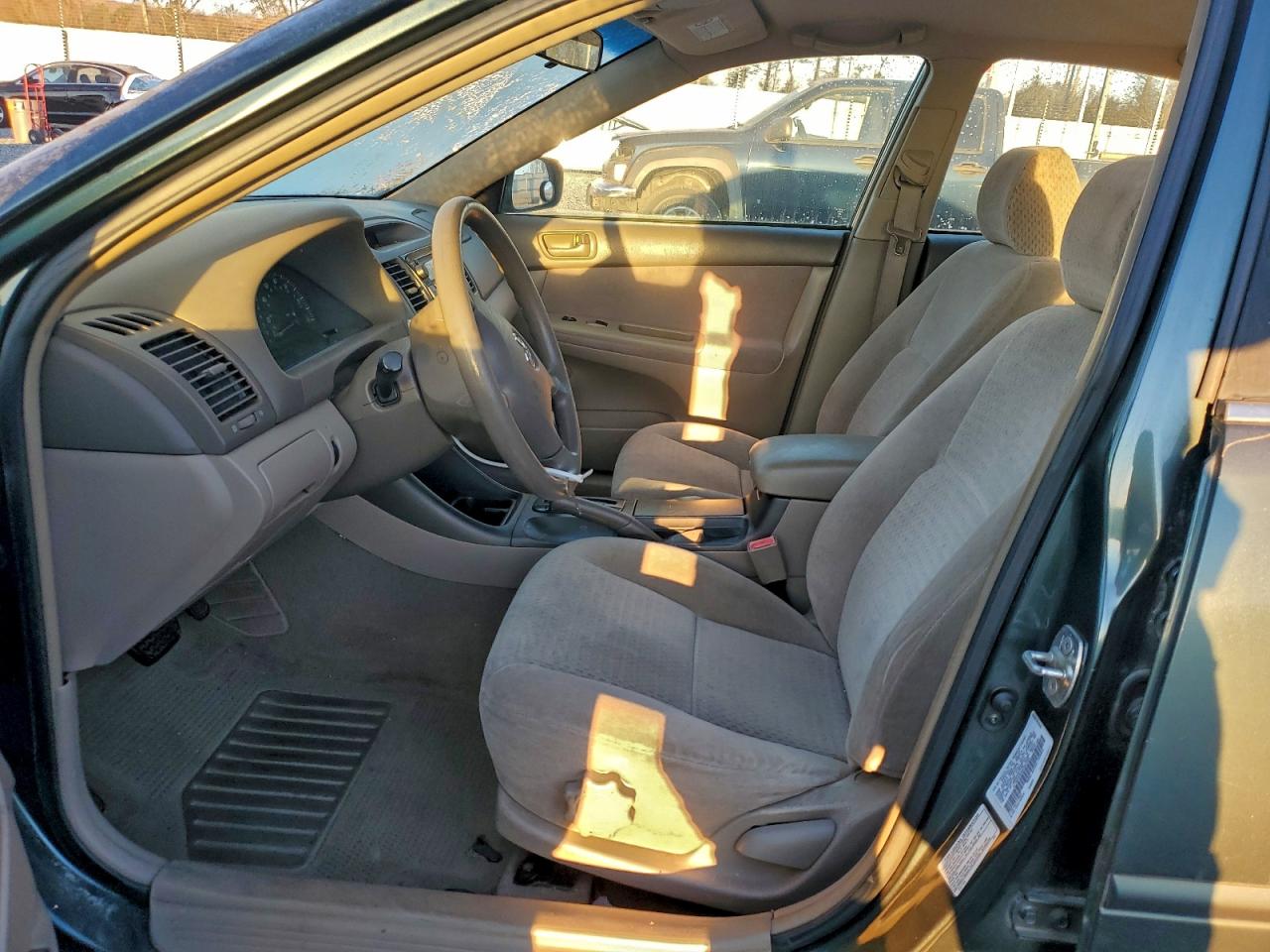 Toyota Camry Le Image 5