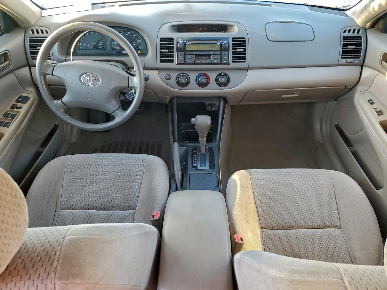 Toyota Camry Le Image 6