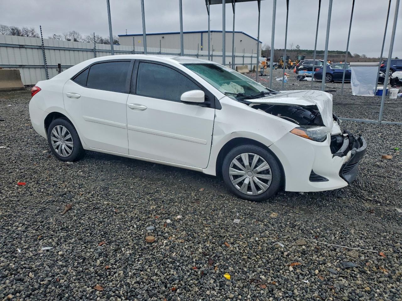 Toyota Corolla L Image 6