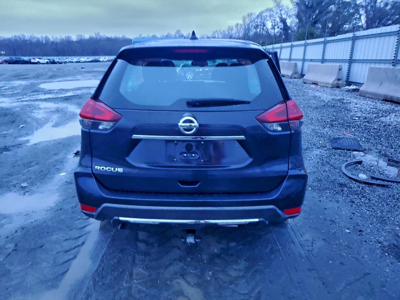 Nissan Rogue S Image 2