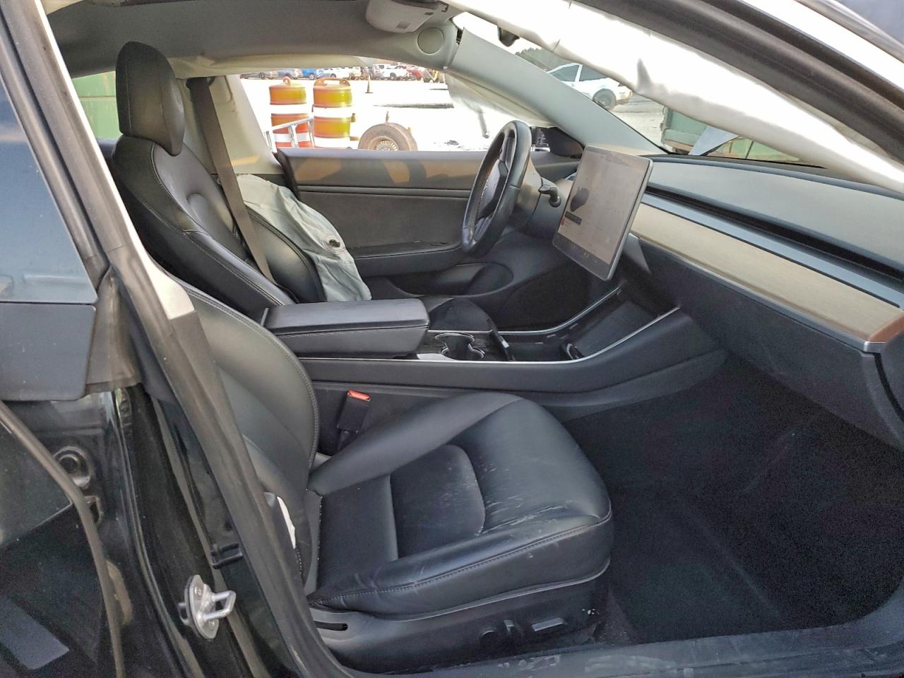 Tesla Model 3 Image 8