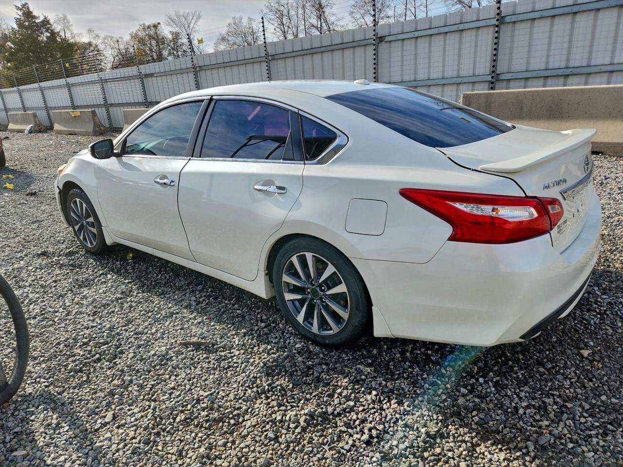 Nissan Altima 2.5 Image 2