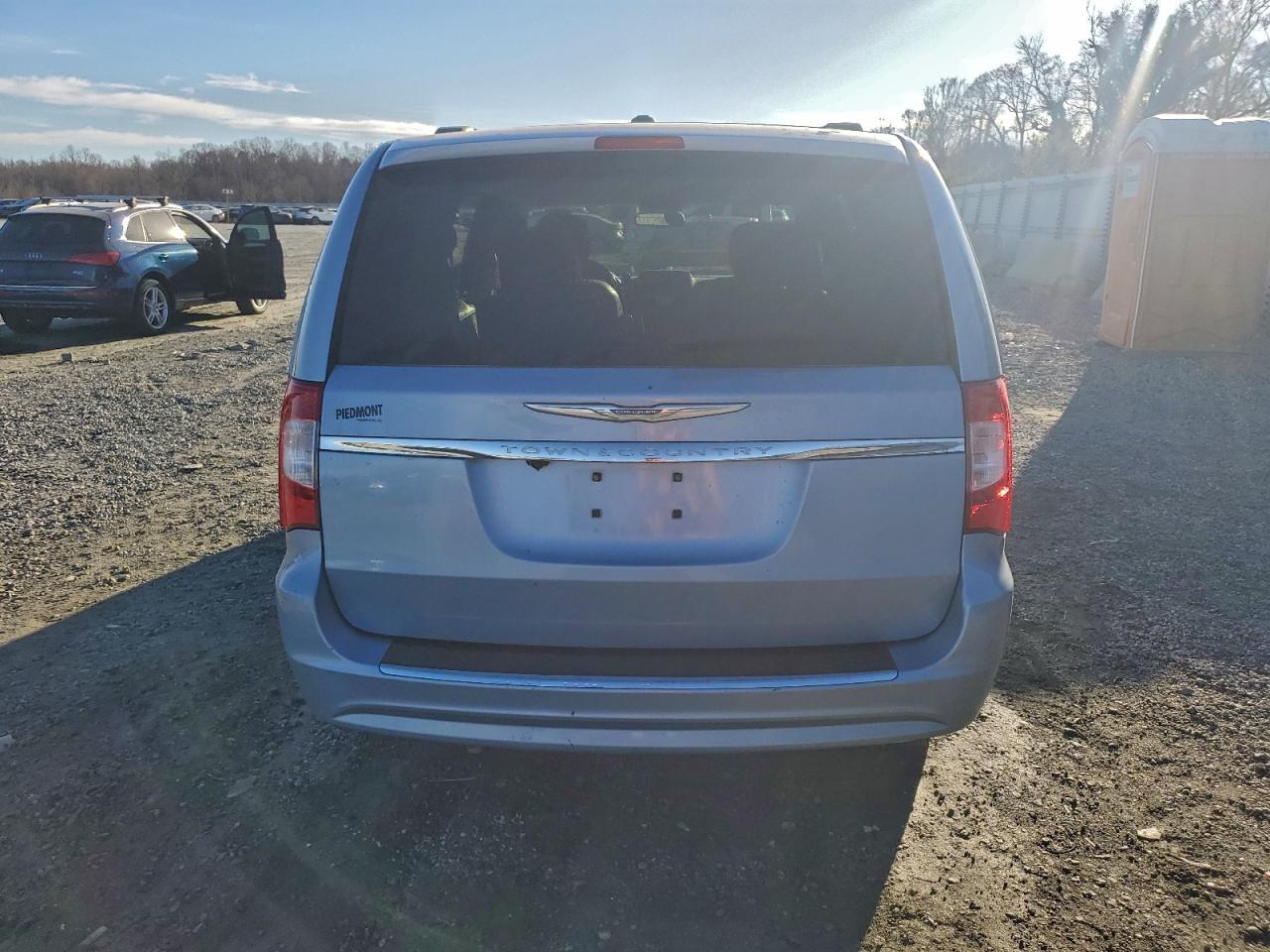 Chrysler Minivan Touring Image 11