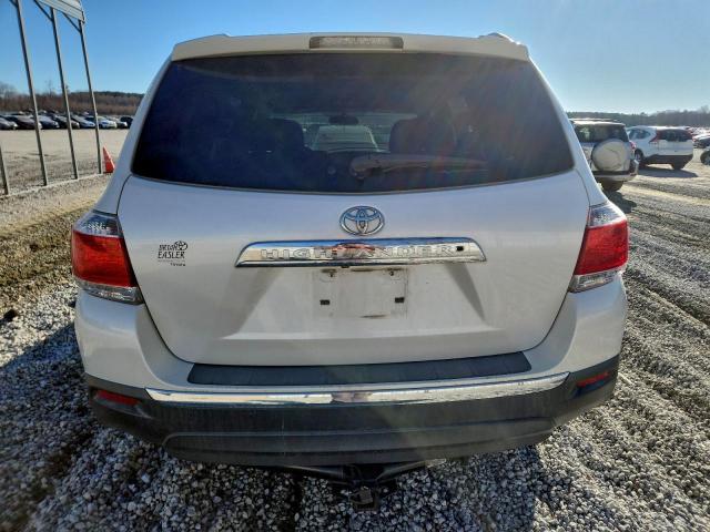 Toyota Highlander Base Image 12