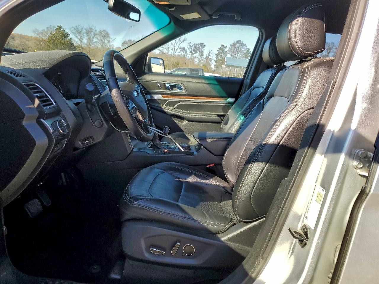 Ford Explorer Limited Image 5