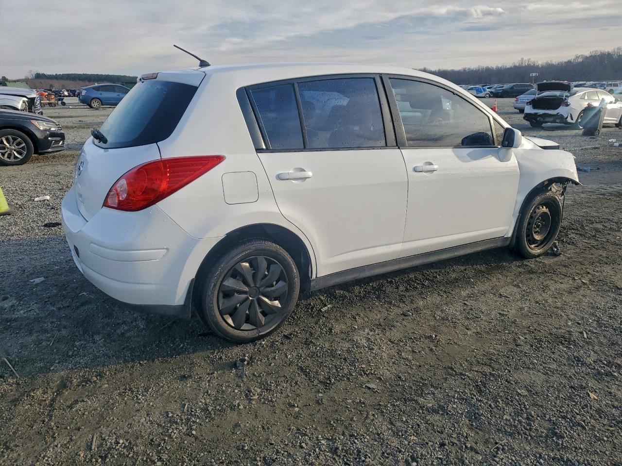 Nissan Versa S Image 8