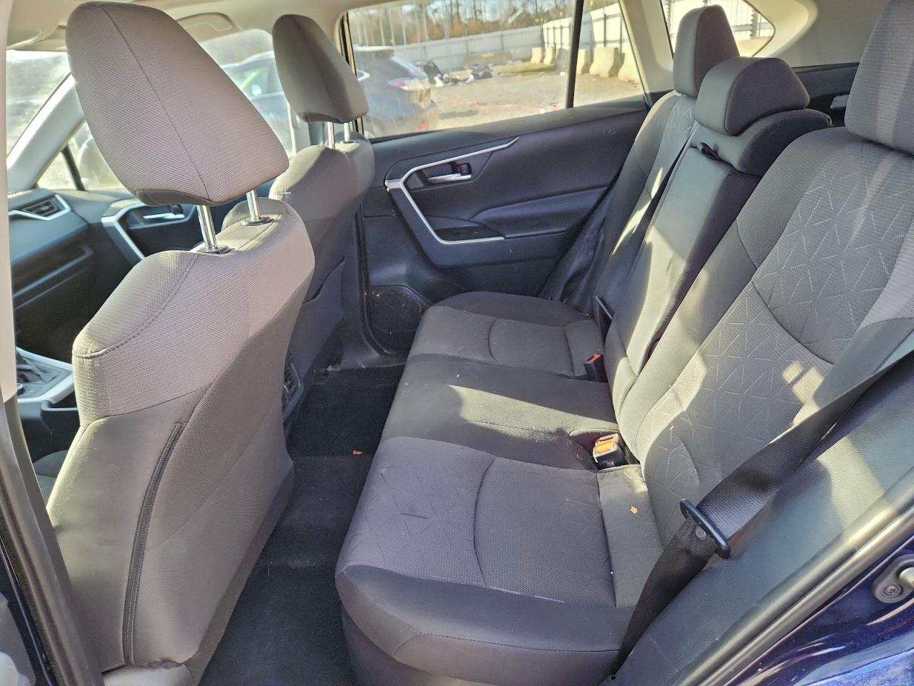 Toyota RAV4 Xle Image 12