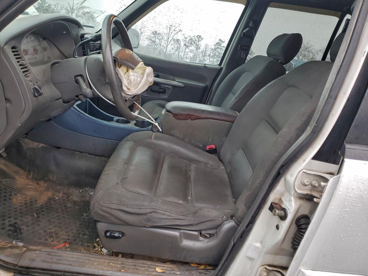 Ford Explorer Image 6