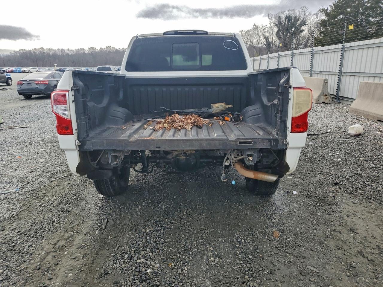 Nissan Titan S Image 3