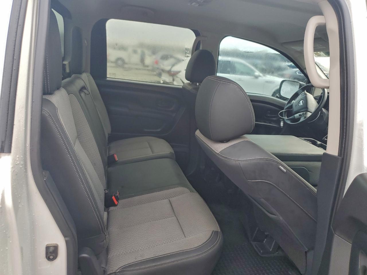 Nissan Titan S Image 4