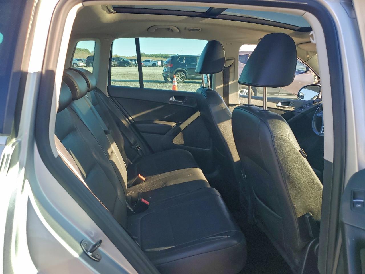 Volkswagen Tiguan S Image 12