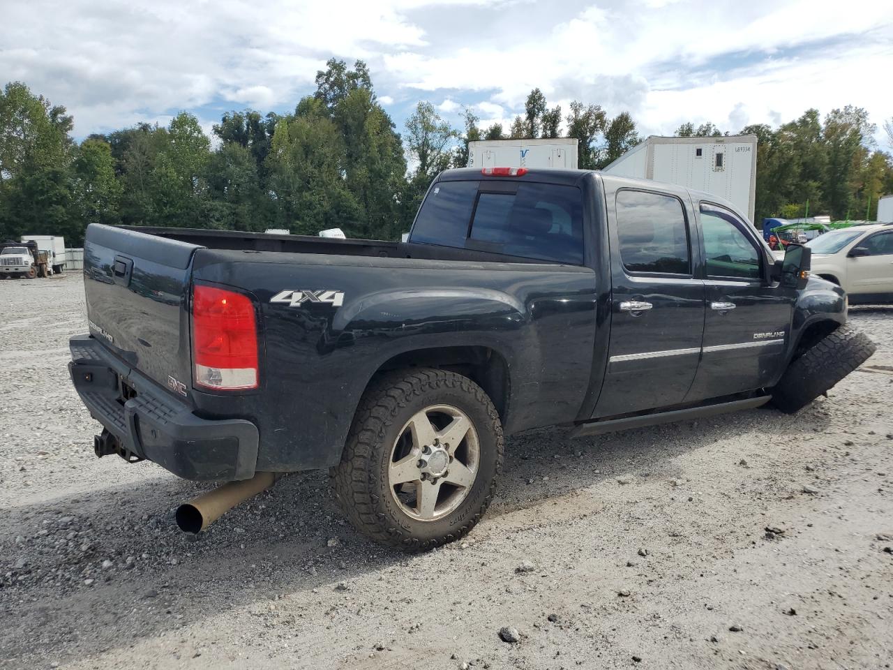 GMC Sierra K2500 Denali Image 3