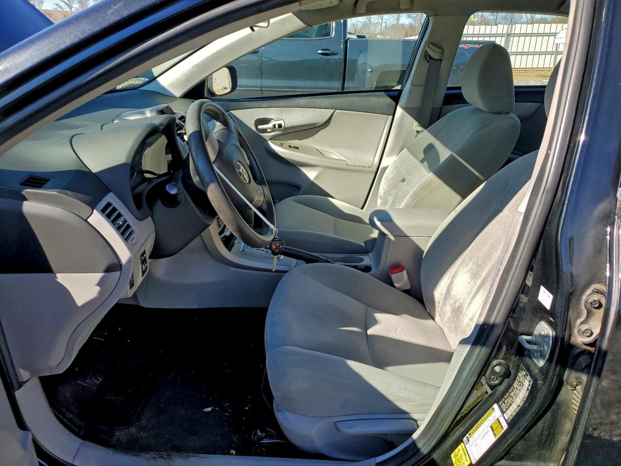 Toyota Corolla Base Image 10