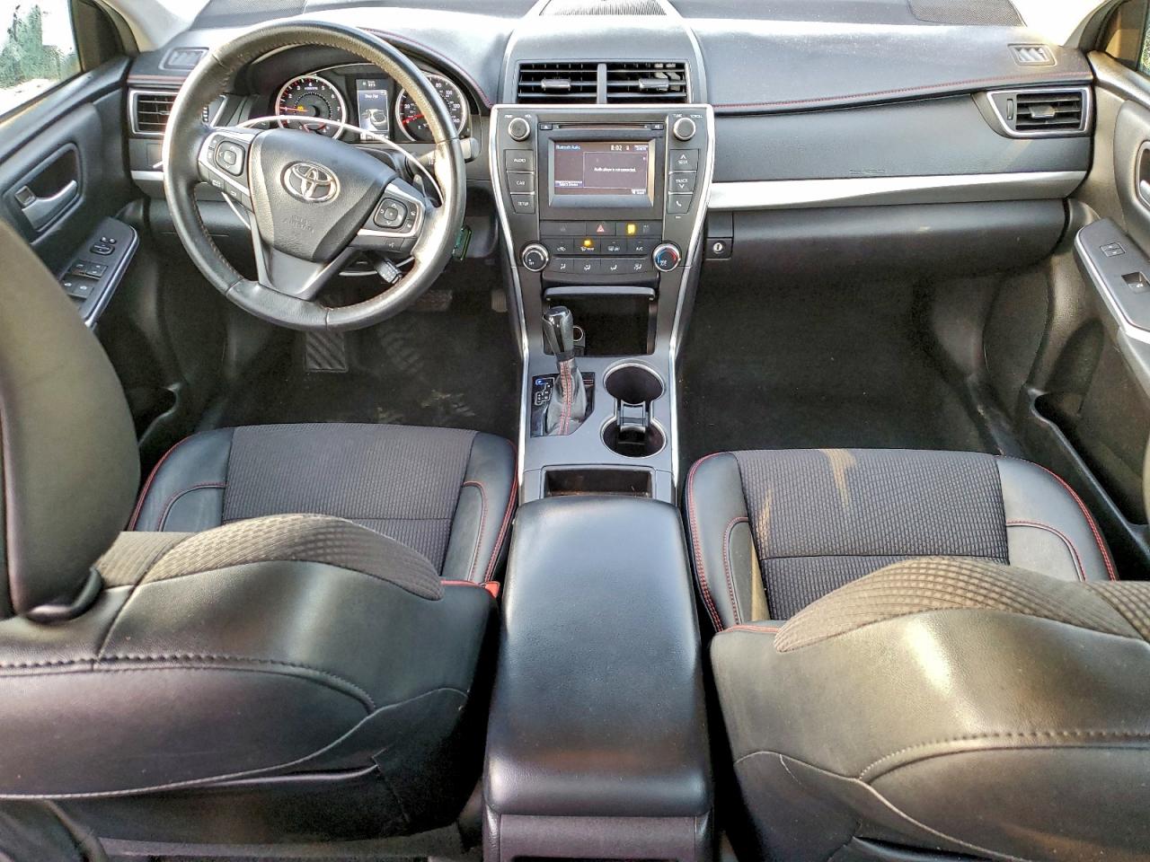 Toyota Camry Le Image 5