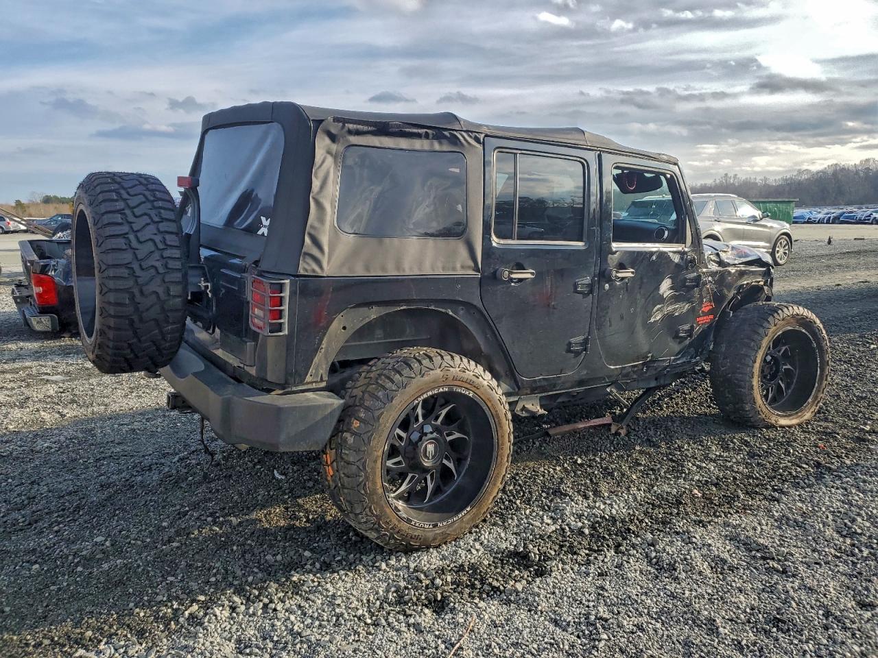 Jeep Wrangler Sahara Image 4