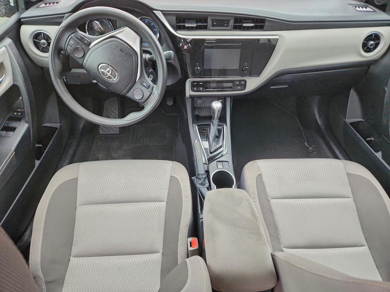 Toyota Corolla L Image 11