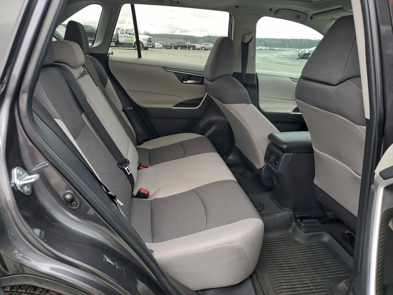 Toyota RAV4 Xle Image 3