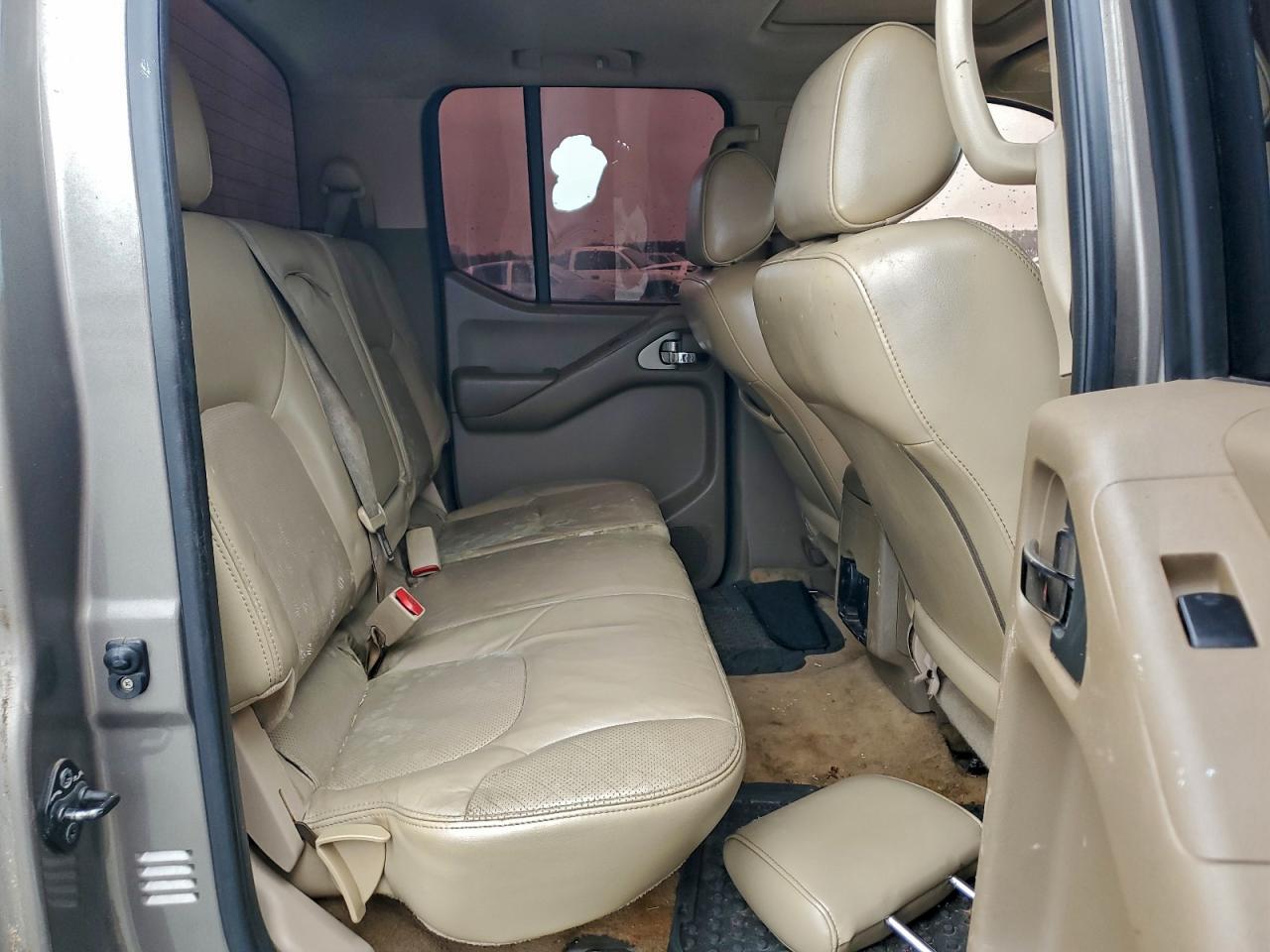 Nissan Frontier Crew Cab Le Image 10