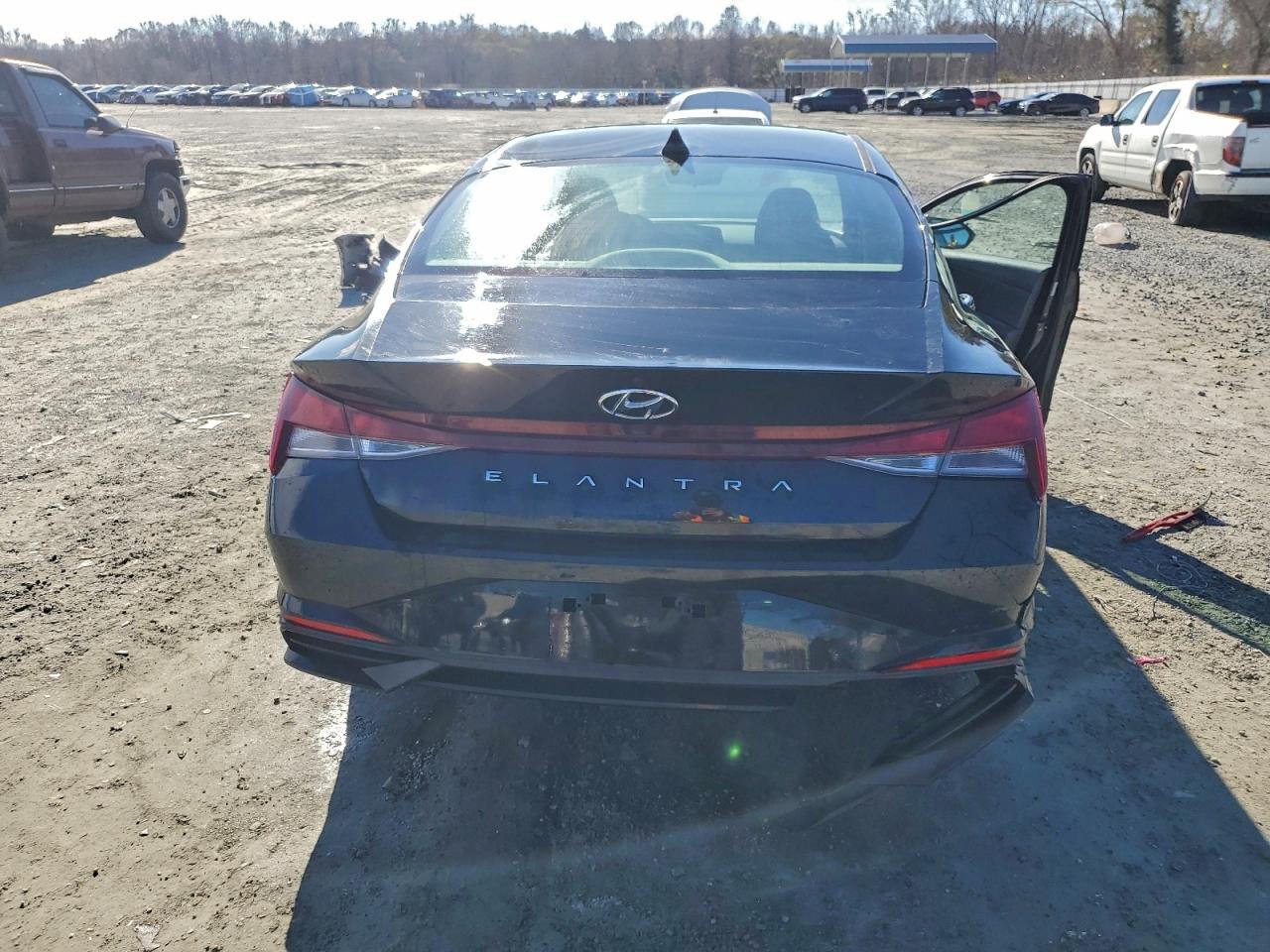 Hyundai ELANTRA Sel Image 3