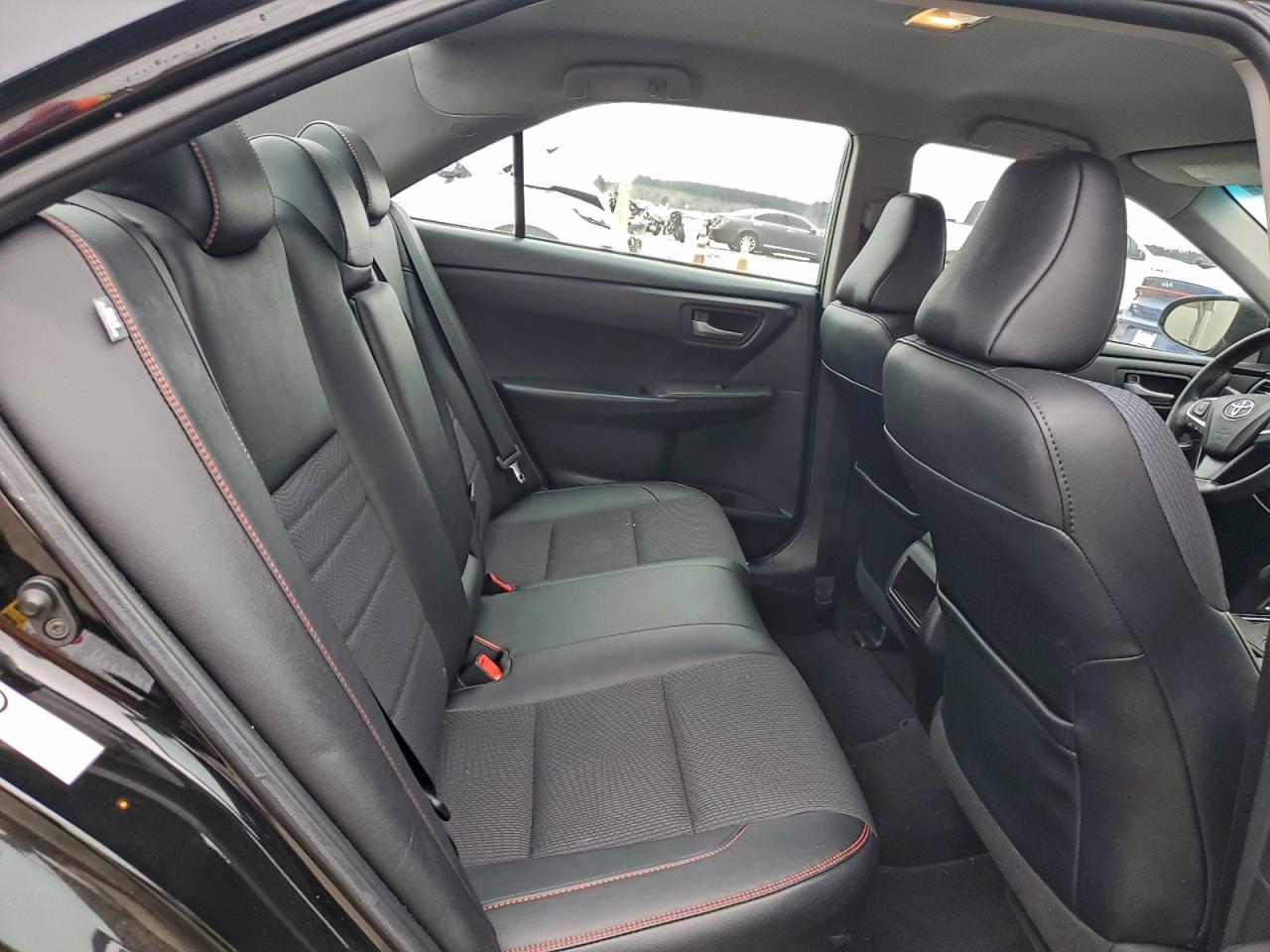 Toyota Camry Le Image 6