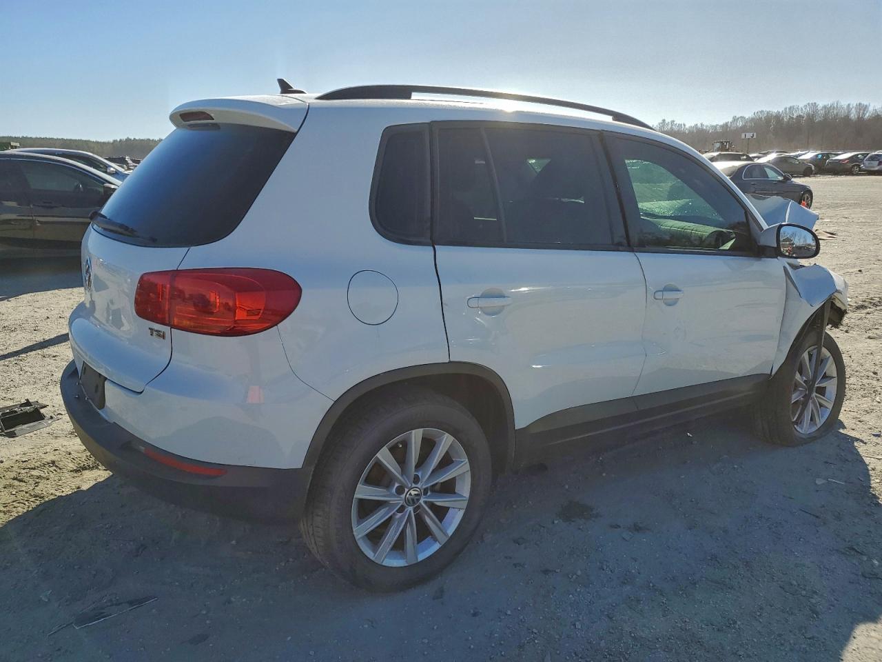 Volkswagen Tiguan S Image 3