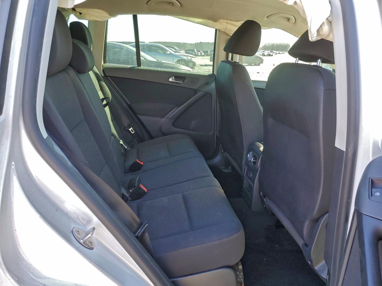 Volkswagen Tiguan S Image 5