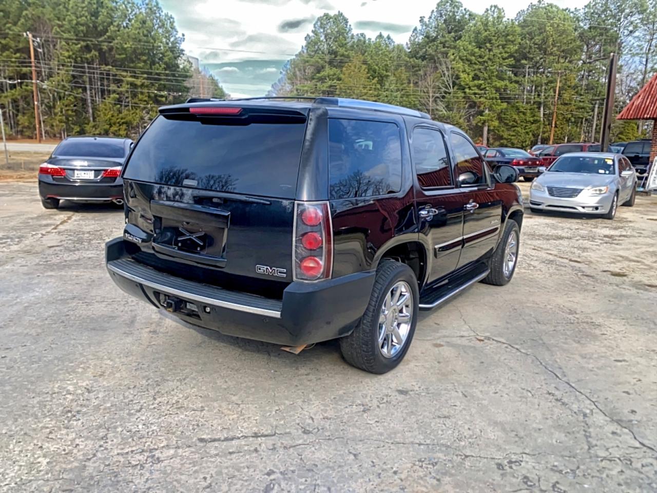 GMC Yukon Denali Image 4