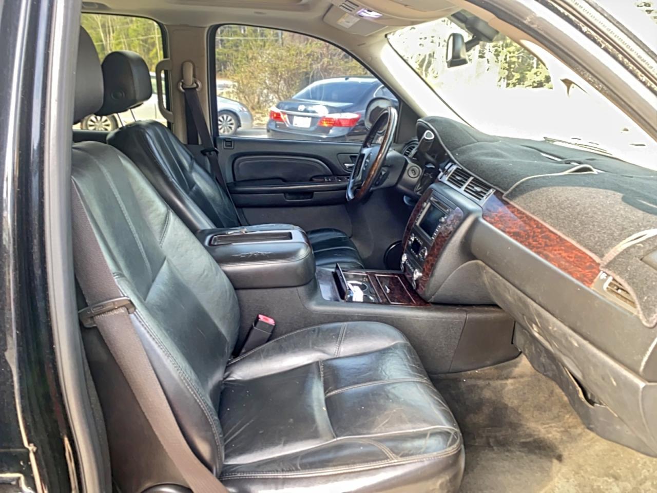 GMC Yukon Denali Image 3