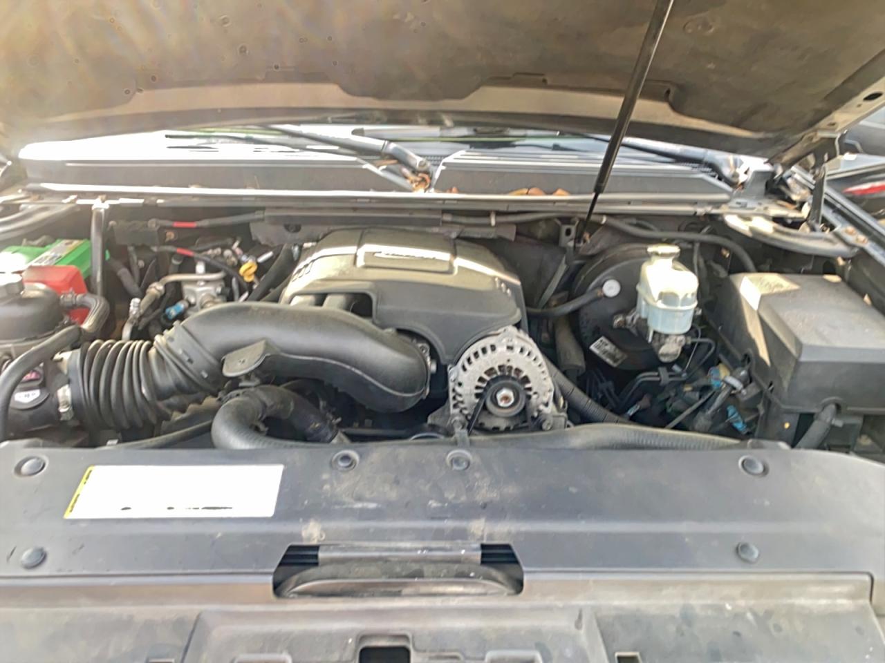 GMC Yukon Denali Image 6