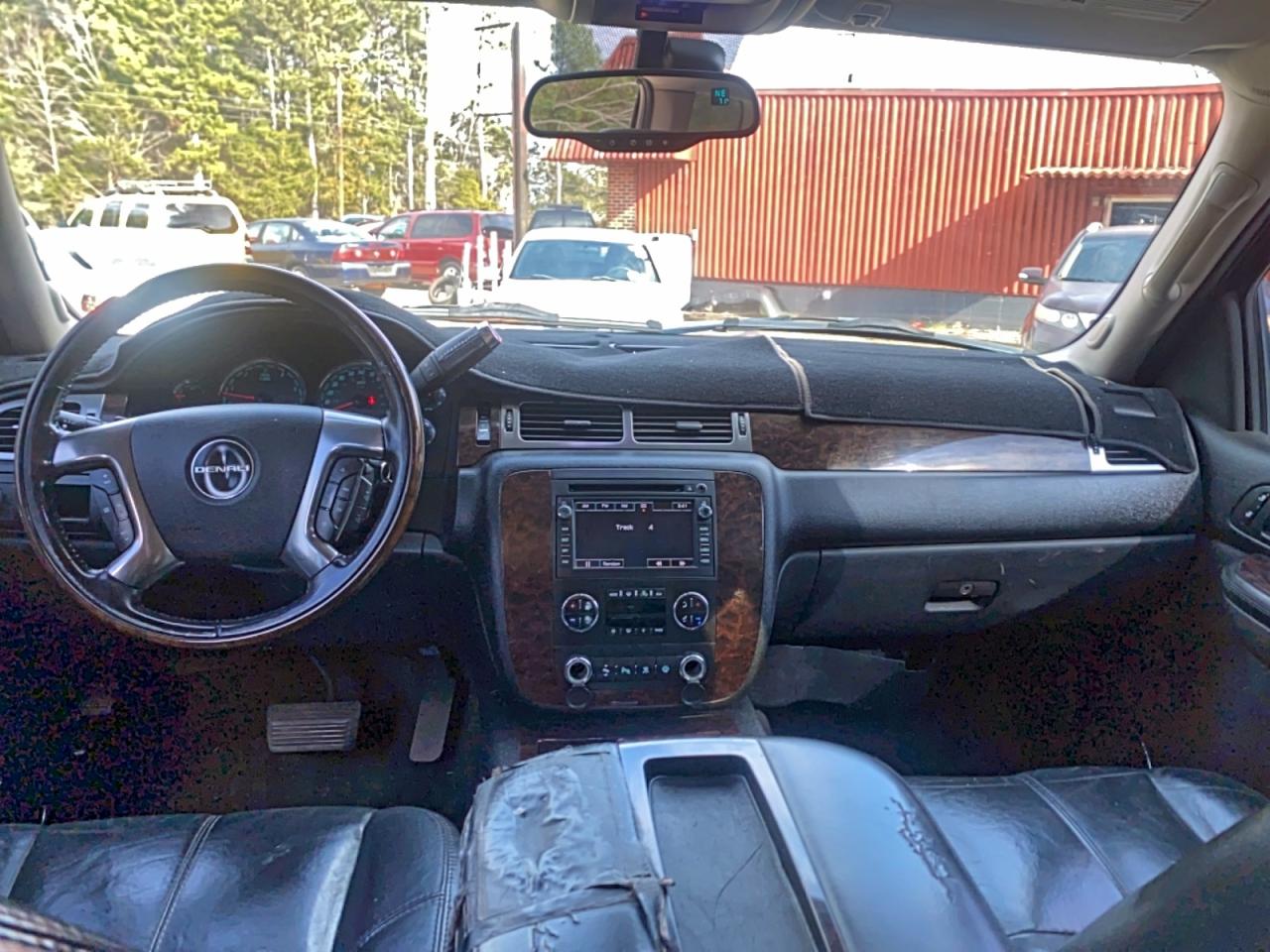 GMC Yukon Denali Image 7