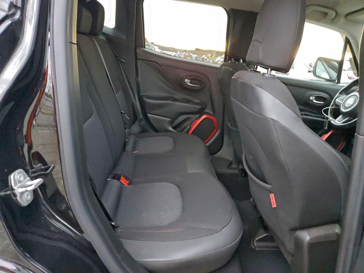 Jeep Renegade Trailhawk Image 11