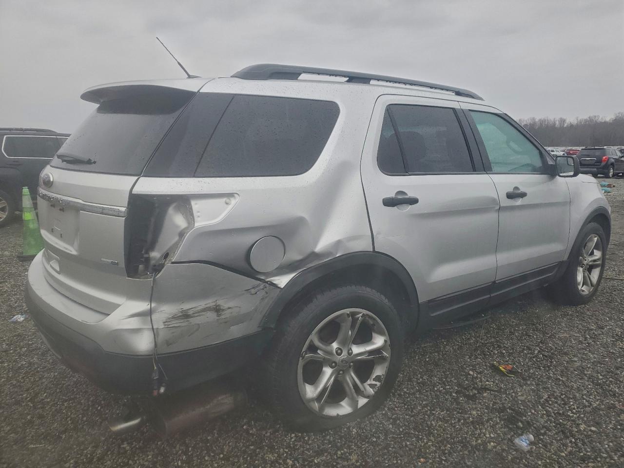 Ford Explorer Image 13