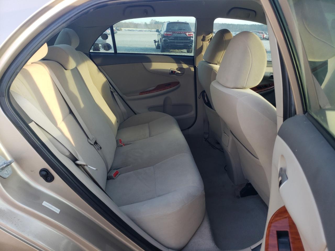 Toyota Corolla Base Image 11